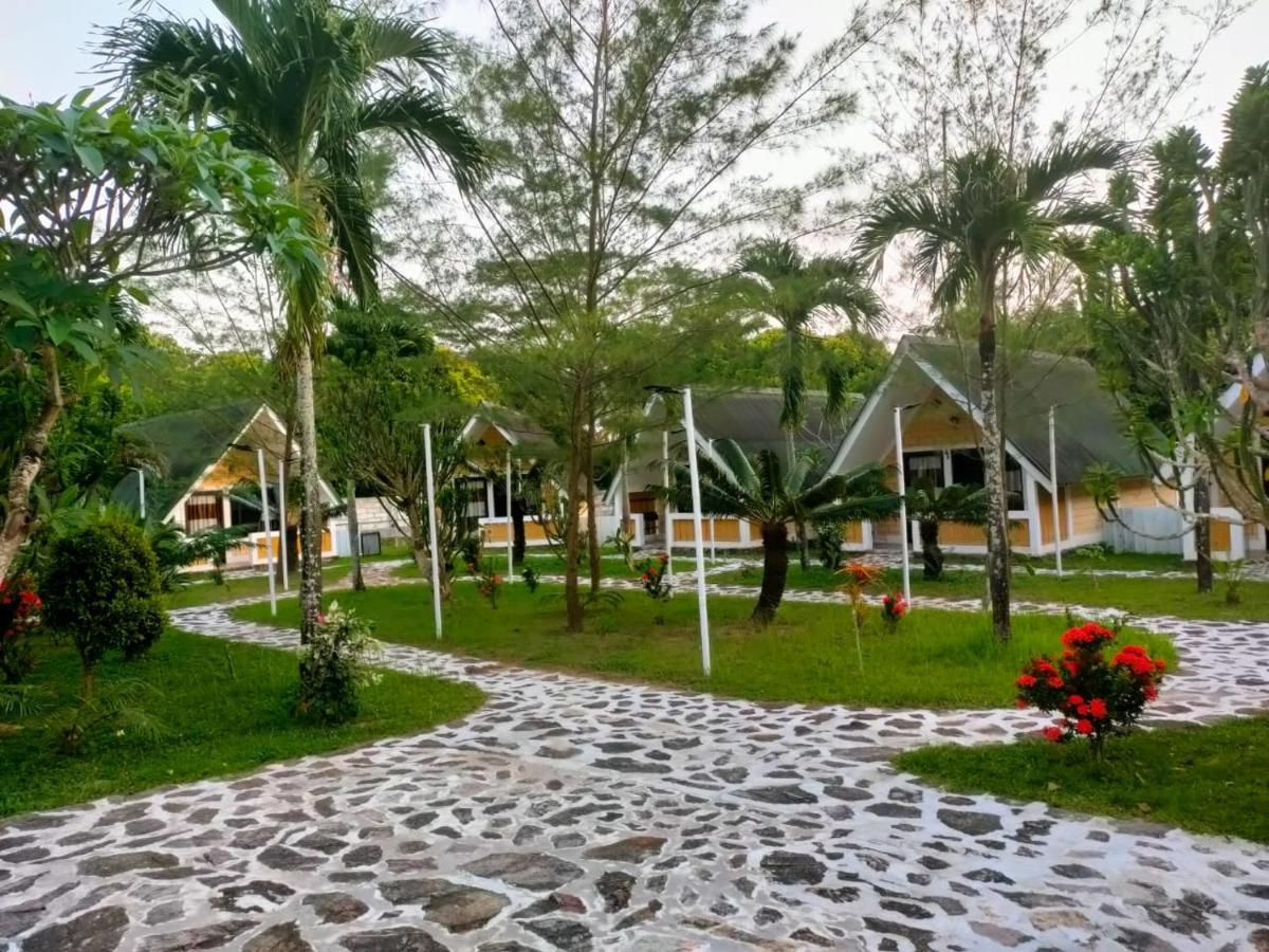 Casavelion Hotel Karimunjawa Exterior photo