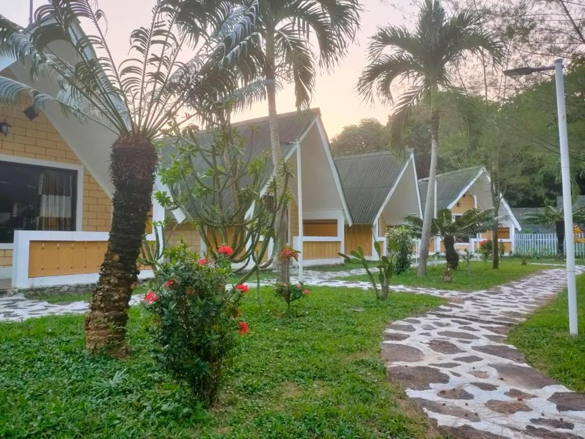 Casavelion Hotel Karimunjawa Exterior photo