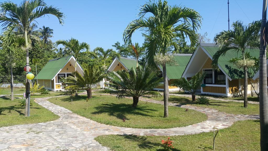 Casavelion Hotel Karimunjawa Exterior photo